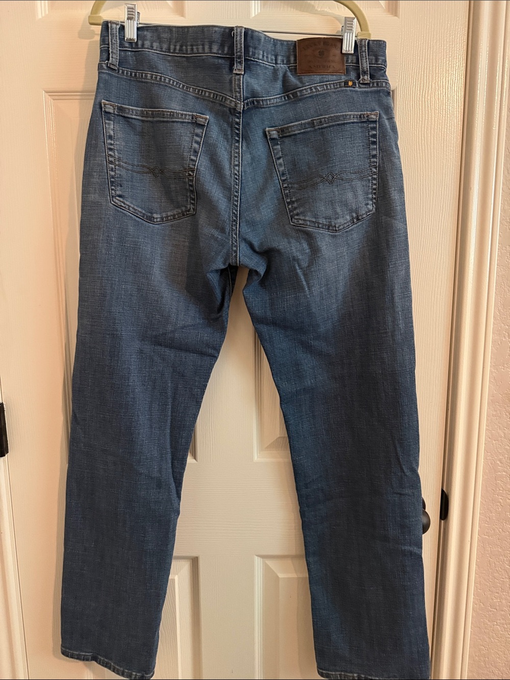 Lucky Brand 221 Straight Jeans - Picture 6 of 6